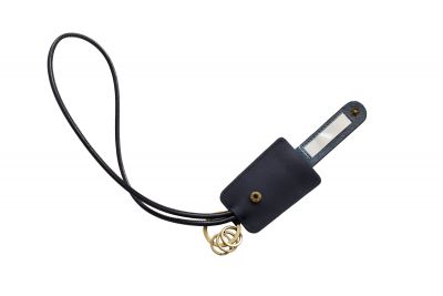 Schwarzer cCHAIN Schlüsselanhänger von Kreafunk mit USB-Kabel und goldenen Schlüsselringen, freigestellt auf weißem Hintergrund.